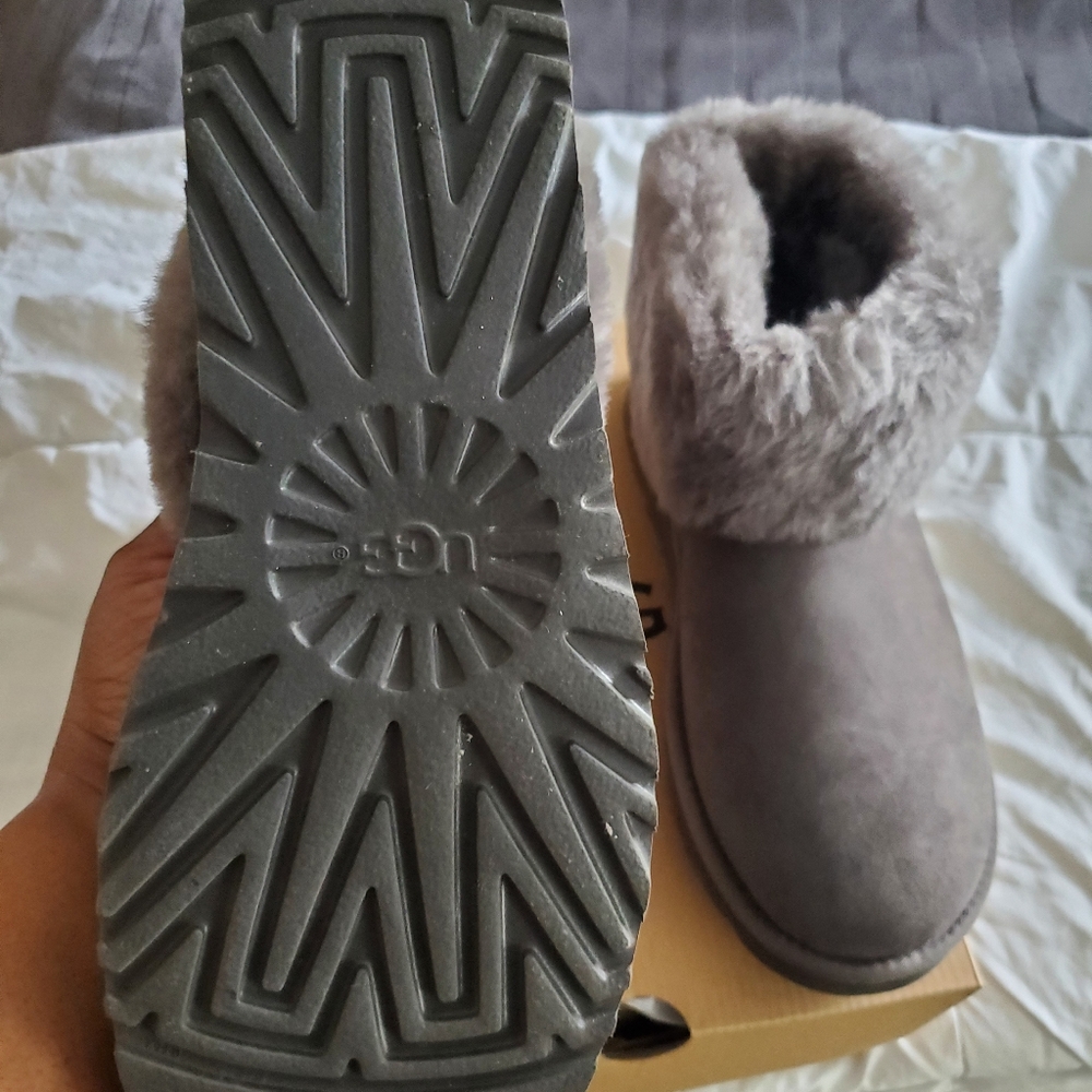 Ugg - Picture 2 of 2